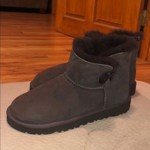 UGG Mini Bailey Button II